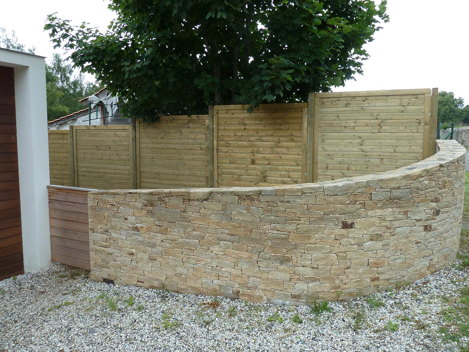 Un Mur De Pierre Et Une Clôture De Bois En Complément Earh Autre