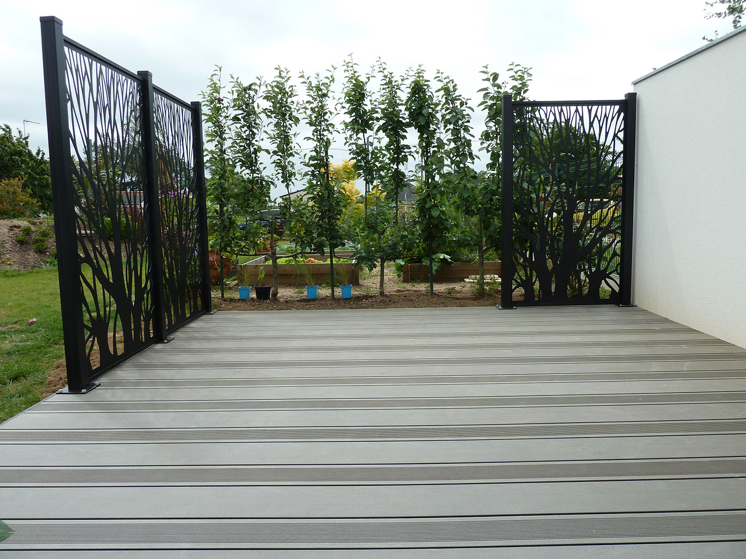 Terrasse en composite - Ambiance moderne et Design pour cette maison neuve. Séparation terrasse jardin